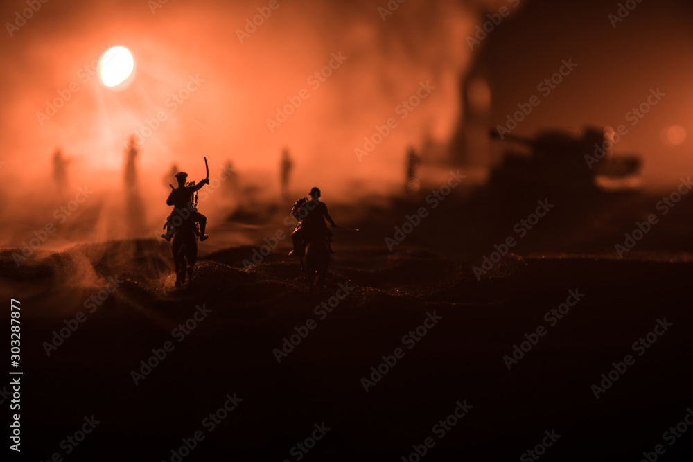 Fototapeta Oficer wojny światowej (lub wojownik) jeździec na koniu z mieczem gotowym do walki i żołnierzami na ciemnym, mglistym, stonowanym tle. Pole bitwy scena bitwy walczących żołnierzy.