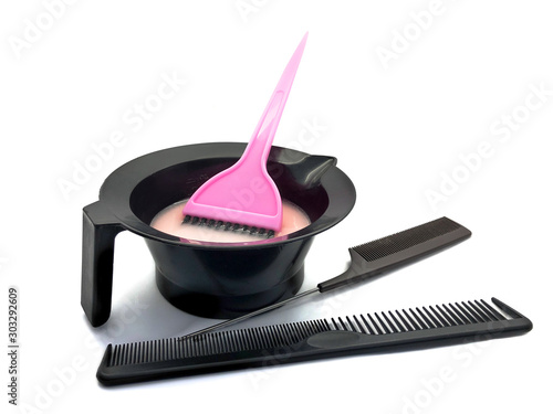 фотографія Bowl for paint, brush and comb isolated on a white background