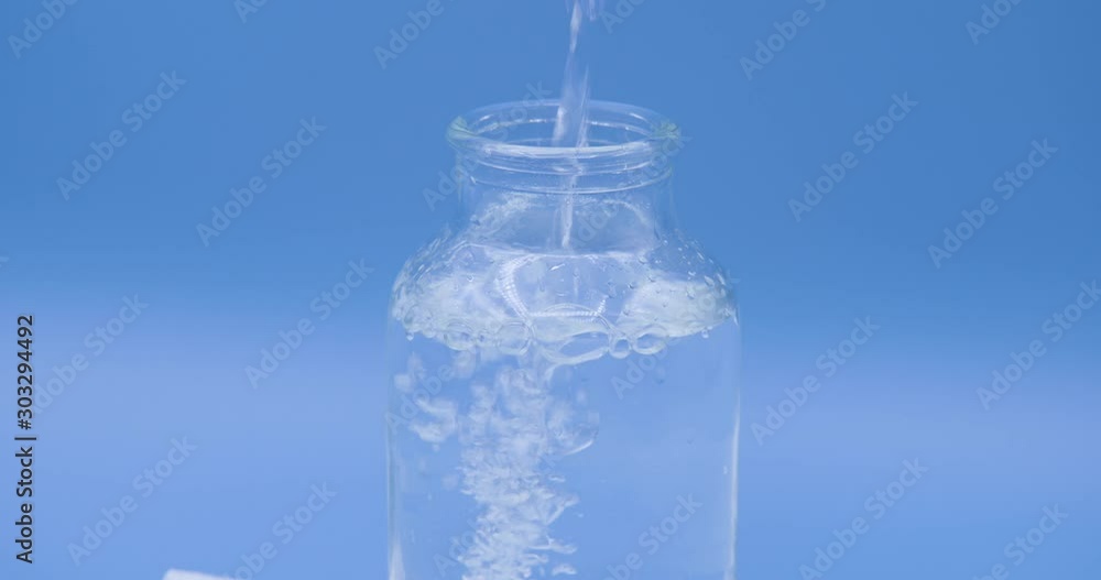 スローで水をボトルに入れる スローで水をボトルに入れる