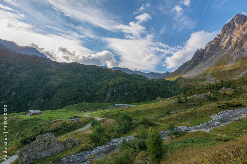 Naklejka premium Hiking trails in the French Alps with stunning views of rocky mountains and alpine meadows.