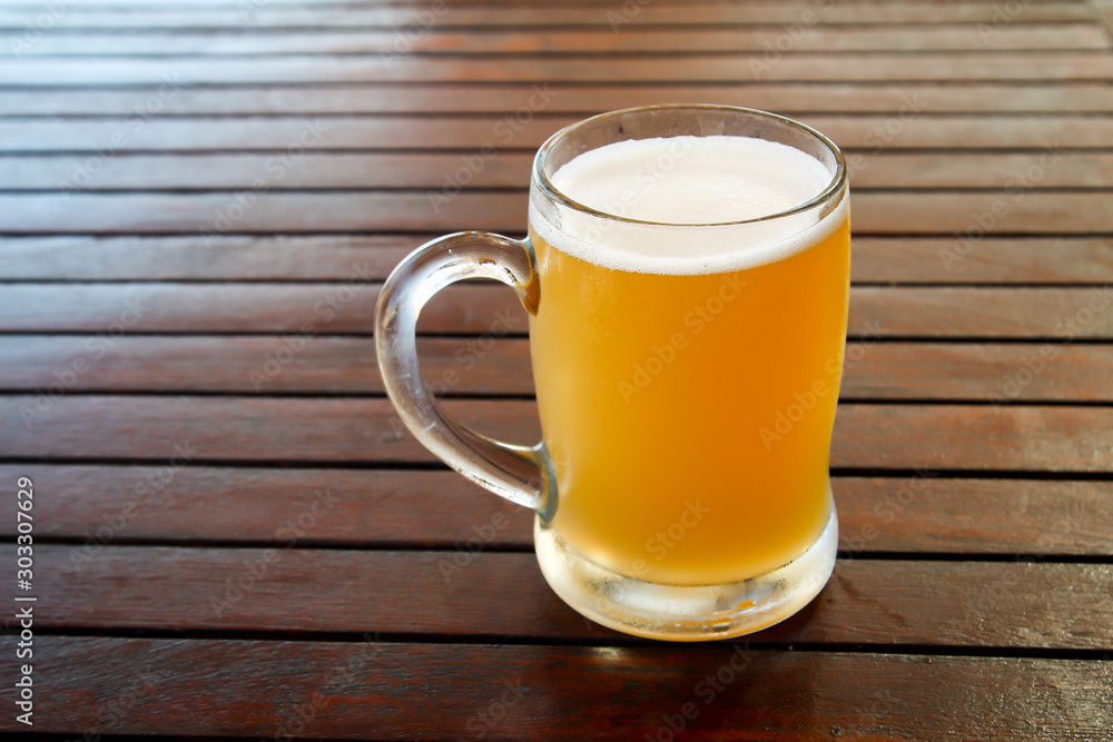 ein gefülltes Glas Bier auf einem Tisch ein gefülltes Glas Bier auf einem Tisch