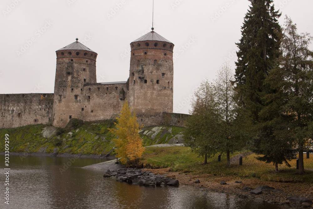 Burg Olavinlinna im Saimaa-See in Finnland