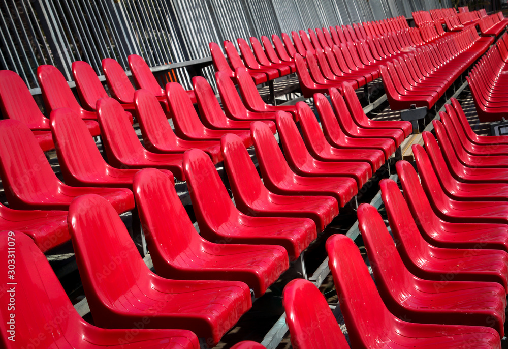 Rote Plastik Sitze einer Tribüne