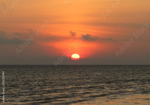 Fototapeta Naklejka Na Ścianę i Meble -  between the sky and the sea a bright sunset