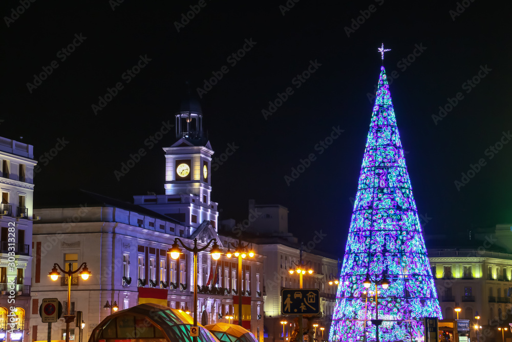 Arbol de Navidad y Real casa de correos en la Puerta del Sol de Madrid,  España. Stock Photo | Adobe Stock
