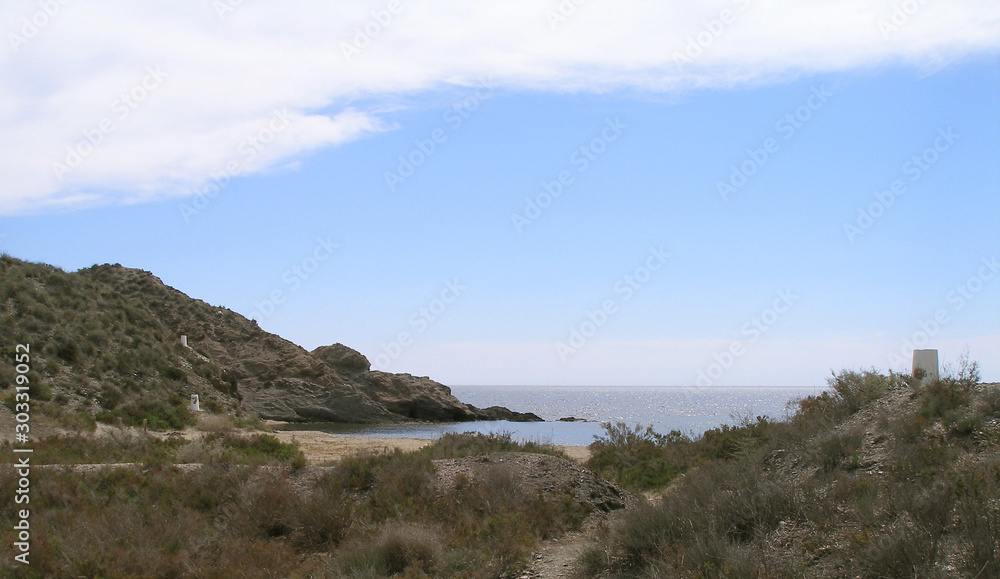 stille bucht an der wilden meeresküste in der nähe von almeria