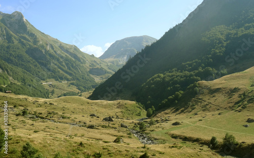 panorama der französischen pyreneen in der morgensonne mit aufsteigenden wolken im hintergrund photo