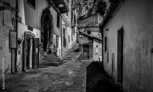 Antigua calle del casco antiguo Italia