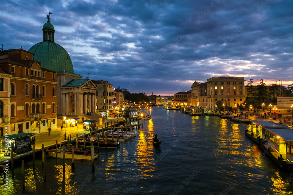 Naklejka premium ベネチア 夜景 スカルツィ橋から