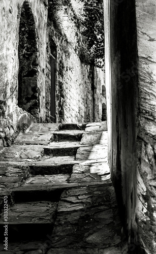 Antigua calle del casco antiguo con escaleras Italia