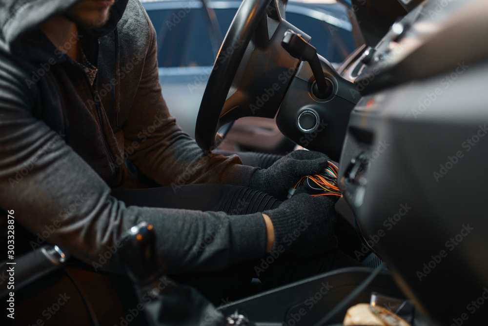Φωτογραφία Professional car thief hacking ignition lock
