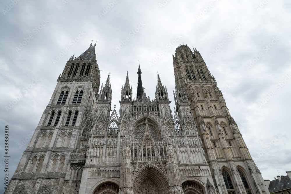 Fototapeta premium detail view of the facade of the cathedral in Rouen