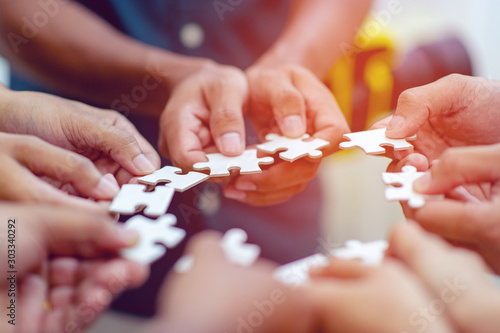 Foto Team work, hands and jig Saw Unite with power Is a good team of successful peopl