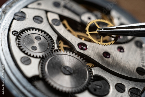 Installing a gear in the mechanical watches