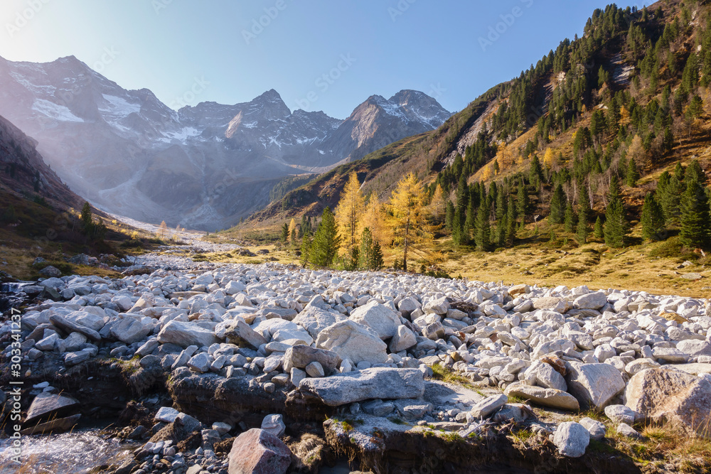 riesige Steinlawine im Zillertal in Tirol Österreich riesige Steinlawine im Zillertal in Tirol Österreich