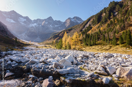 riesige Steinlawine im Zillertal in Tirol Österreich © by paul