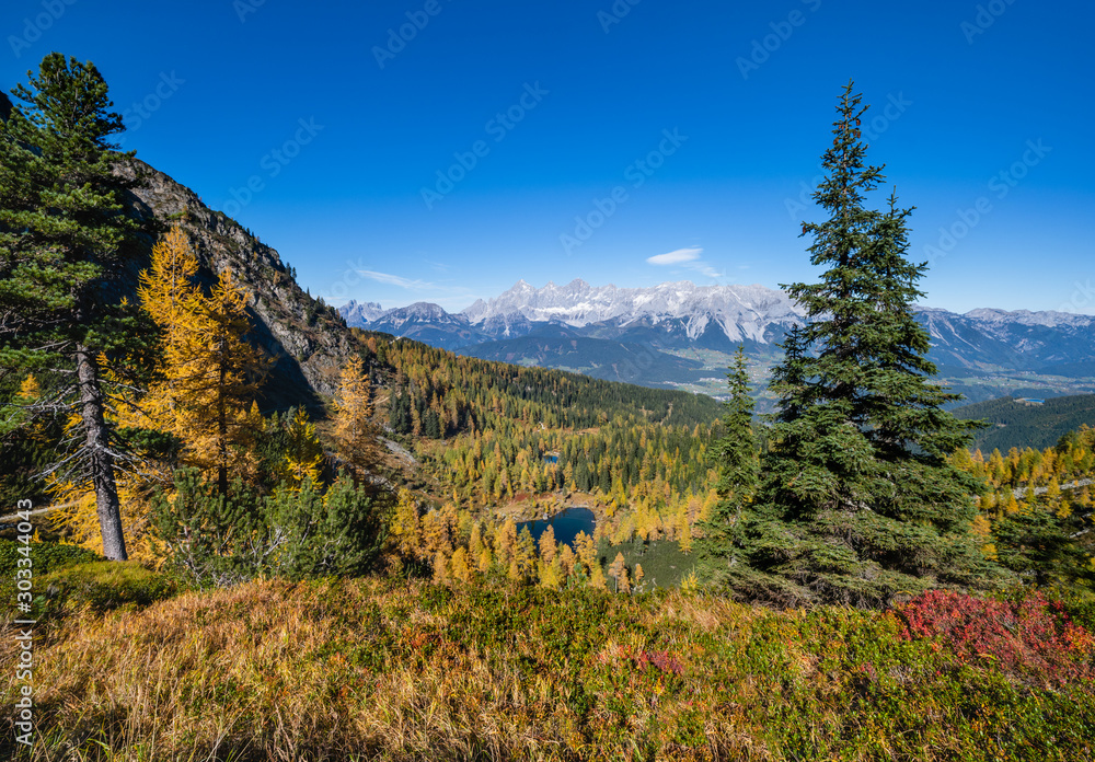 Obraz premium Calm autumn Alps mountain lake with clear transparent water and reflections. Untersee lake, Reiteralm, Steiermark, Austria.