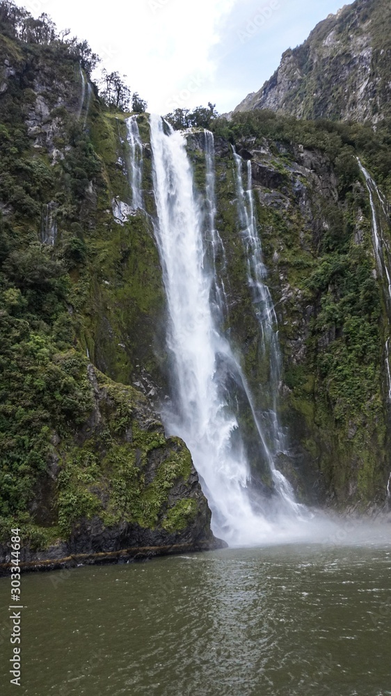 Fototapeta premium Milford Sound in the Fiordland National Park, New Zealand