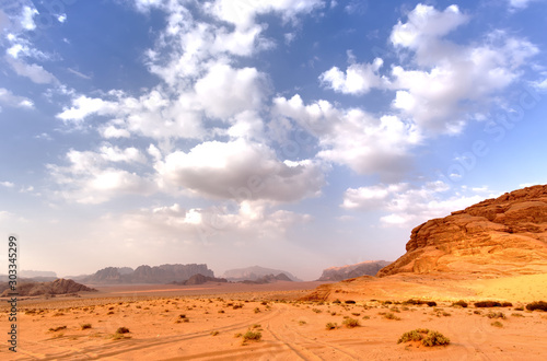 paesaggio nel deserto wadi rum con cielo nuvoloso giordania