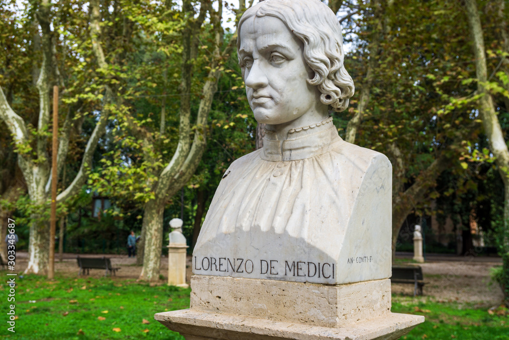 Φωτογραφία Old marble bust of Lorenzo de' Medici in the public park Pincian Hill, Villa Bor