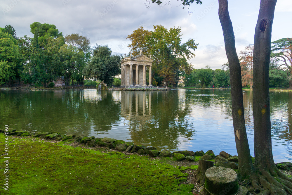 Φωτογραφία Temple of Aesculapius (19th century) in the public park Pincian Hill, Villa Borg