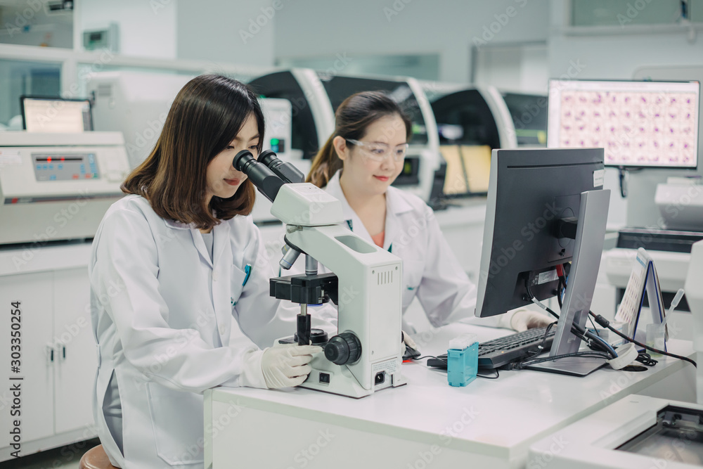 Obraz premium Medical doctor or health care professional working for analyzing blood samples in laboratory of scientific research. Concept for biology chemistry HIV hematology and medical equipments safety lab.