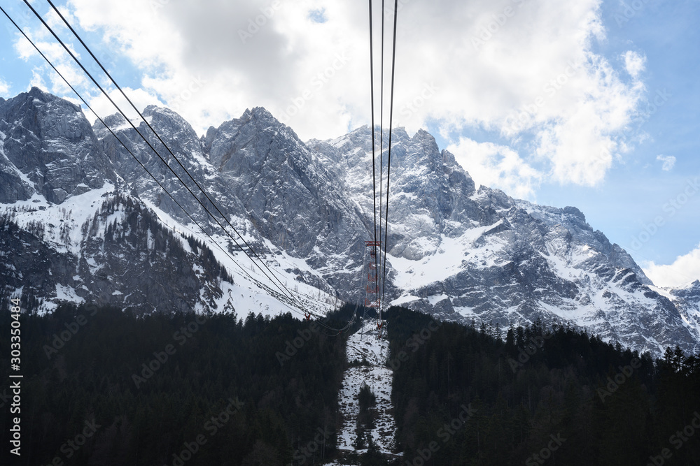 Φωτογραφία ropeway to the top of the zugspitze, the highest mountain in germany in the bava