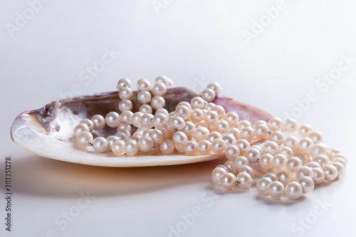 Fotografiet Pearl necklace and sea shell