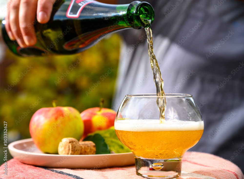 Φωτογραφία Tasting of french apple cider made from new harvest apples outdoor in orchard