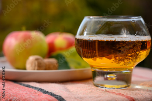 Photographie Tasting of french apple cider made from new harvest apples outdoor in orchard
