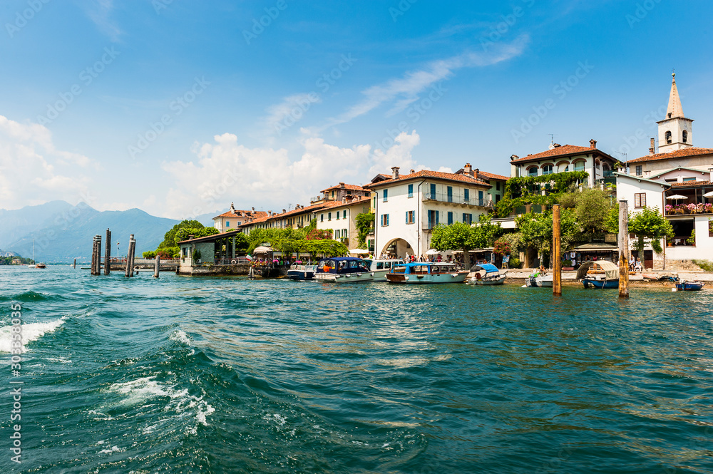 Ταπετσαρία The Island of Isola dei Pescatori on Lago Maggiore Italy