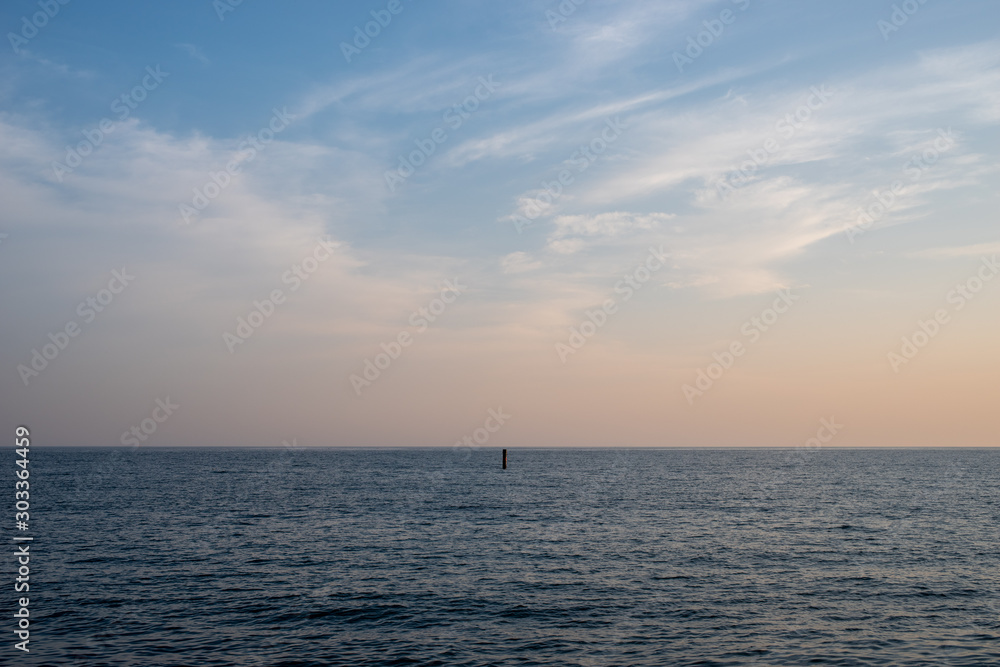 Obraz premium 夕焼けの水平線