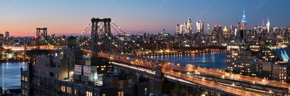 Williamsburg bridge and Midtown Manhattan skyline. - obrazy, fototapety, plakaty 