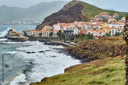 Madeira windige Küste im Osten mit Häusern und Palme