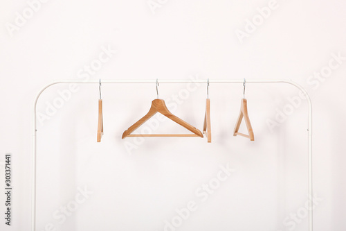 Cuadro en lienzo empty clothes hangers on a wardrobe rack on a light background.