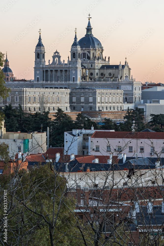 Fototapeta premium Pałac Królewski i Katedra Almudena w Madrycie