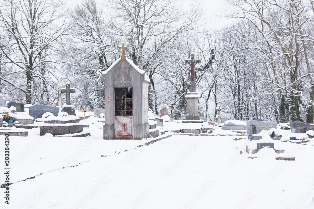 un cimetière sous la neige