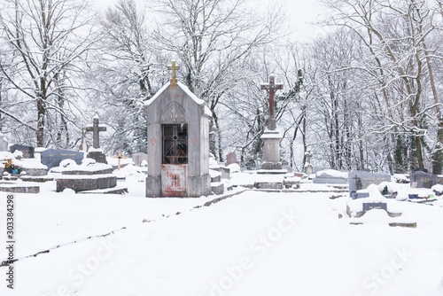 un cimetière sous la neige