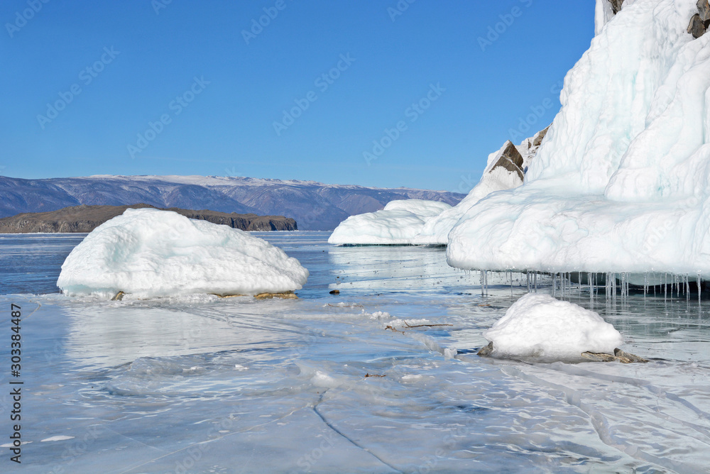 Φωτογραφία The coast of Olkhon Island on Lake Baikal in winter, Siberia, Russia