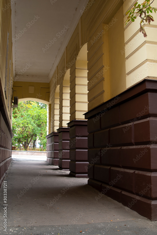 Φωτογραφία Arch at the house in warm colors. The view of the alley . Autumn