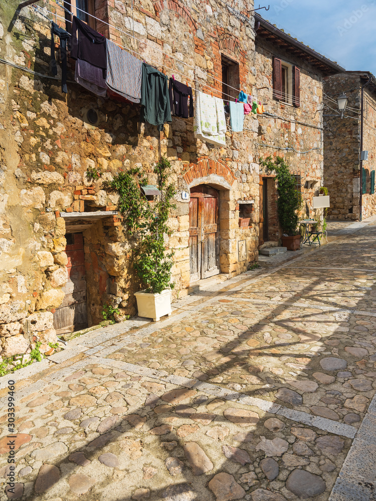 Φωτογραφία view to drying linen on the wall in italian city Monteriggioni in Tuscany in Ita