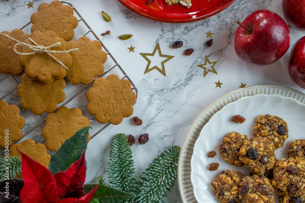 Φωτογραφία Food photography of a Christmas table decorated with gingersnap cookies, cinnamo