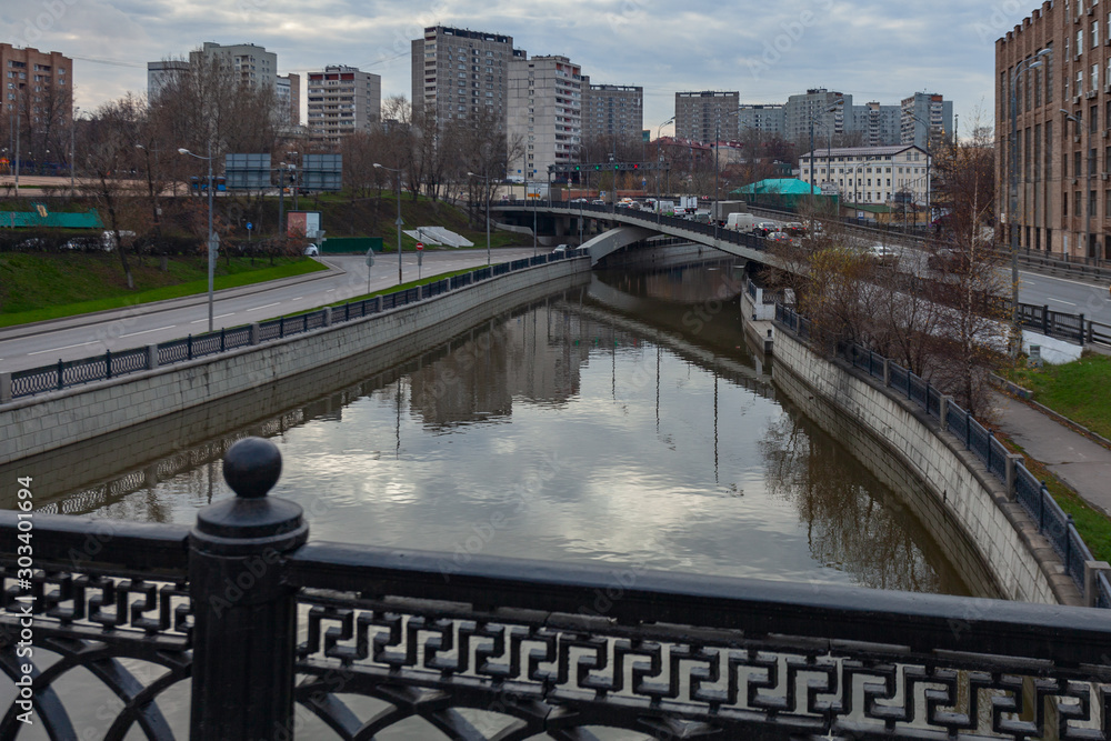 Φωτογραφία City landscape - view of the Yauzu river from the Lefortovo bridge in Moscow (Ru