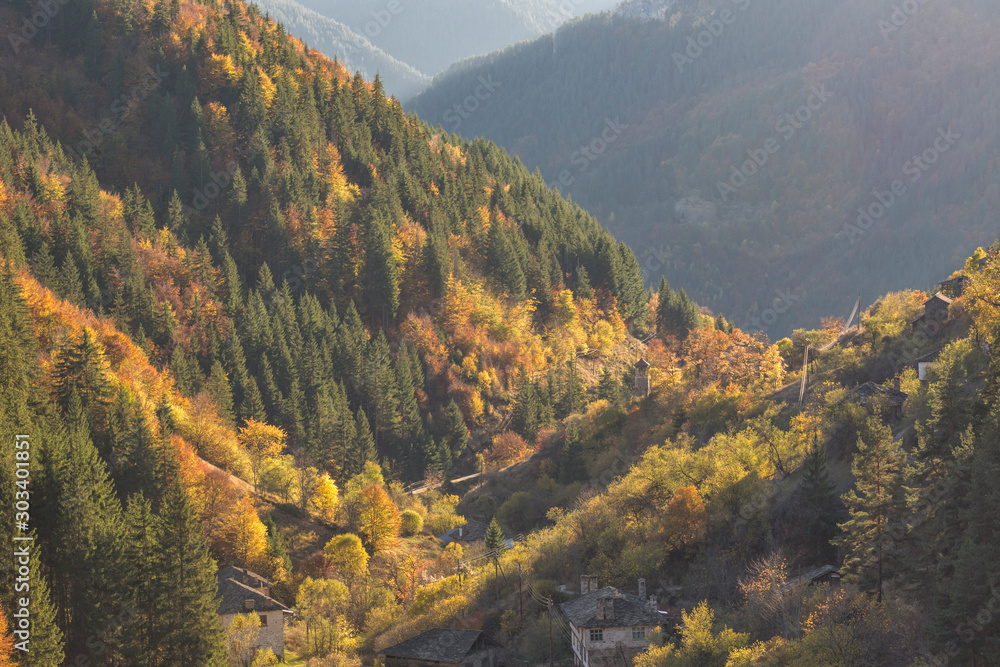 Φωτογραφία Colorful autumn landscape of the small bulgarian village Varbovo, situated in the hearth of Rhodope Mountain litted up by the sunset