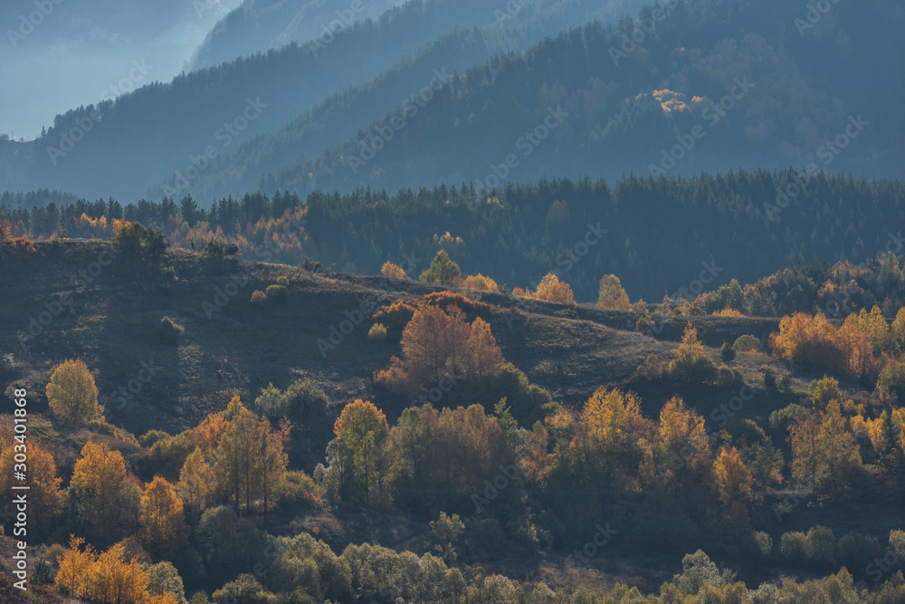 Φωτογραφία Colorful autumn landscape in the Rhodope Mountain litted up by the sunrize