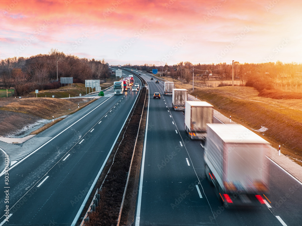 Φωτογραφία Busy highway with fast moving vehicles in beautiful sunset
