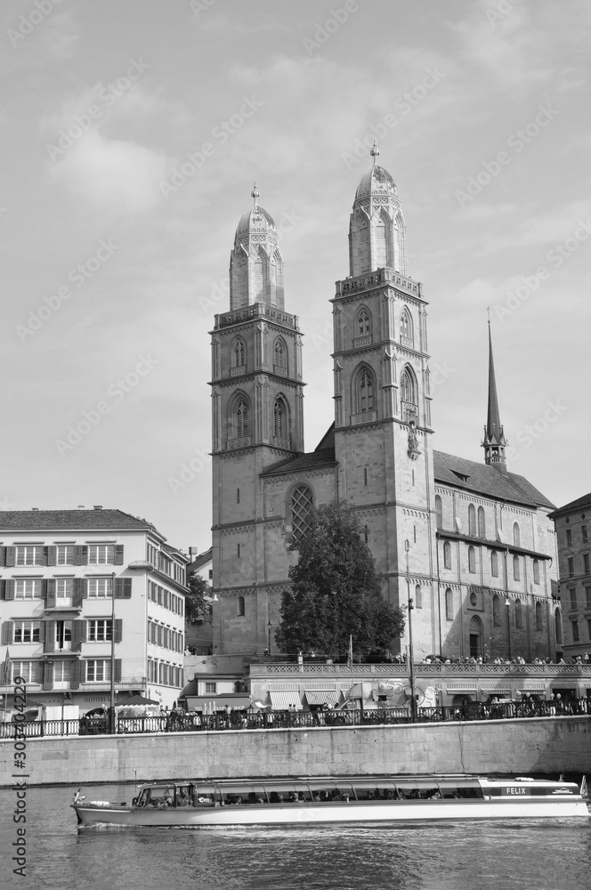 Wahrzeichen und Touristenattraktion: Das Grossmünster in der Zürcher Altstadt am Limmatufer