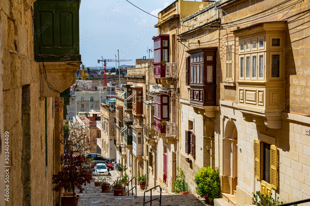 Φωτογραφία Narrow charming street in Cospicua (Bormla), Malta, with stairs and traditional enclosed wooden balconies