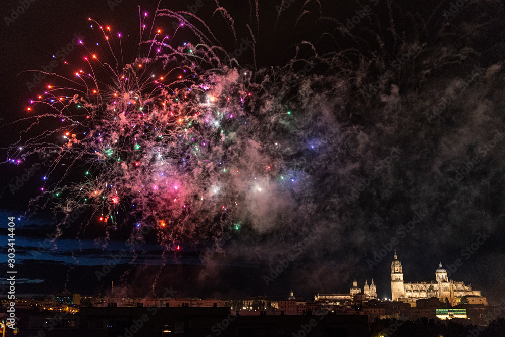 Obraz premium SALAMANCA JUNIO 2018 FUEGOS ARTIFICIALES