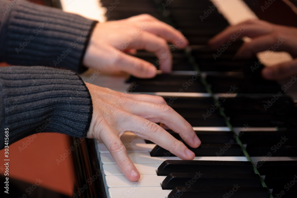 Obraz premium Hände am Klavier